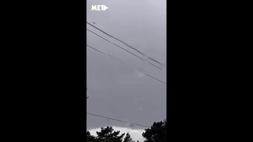 Video - Clip: Khoảnh khắc máy bay bị sét đánh trúng giữa không trung