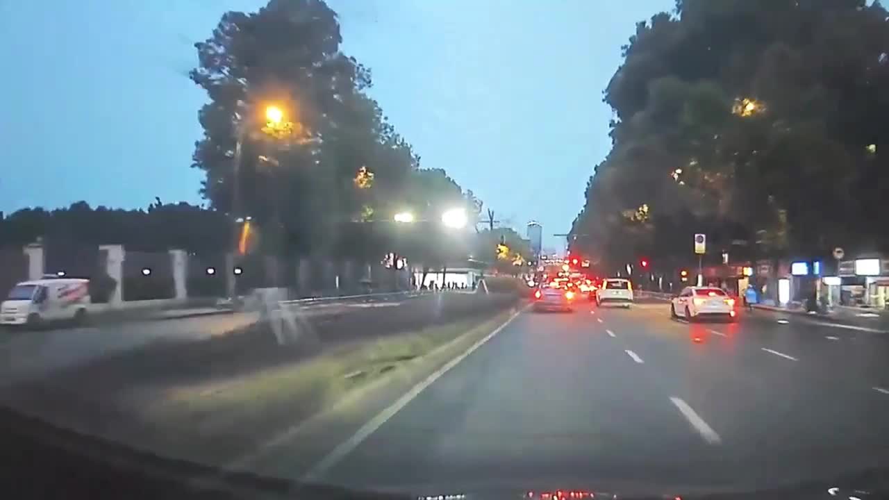 Video - Clip: Tài xế Maybach co giật, có động tác lạ trong xe sau tai nạn
