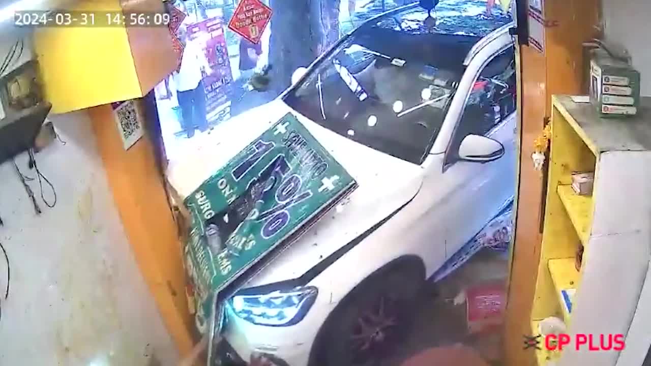 Video - Clip: Mercedes mất lái lao vào cửa hàng khiến 6 người bị thương