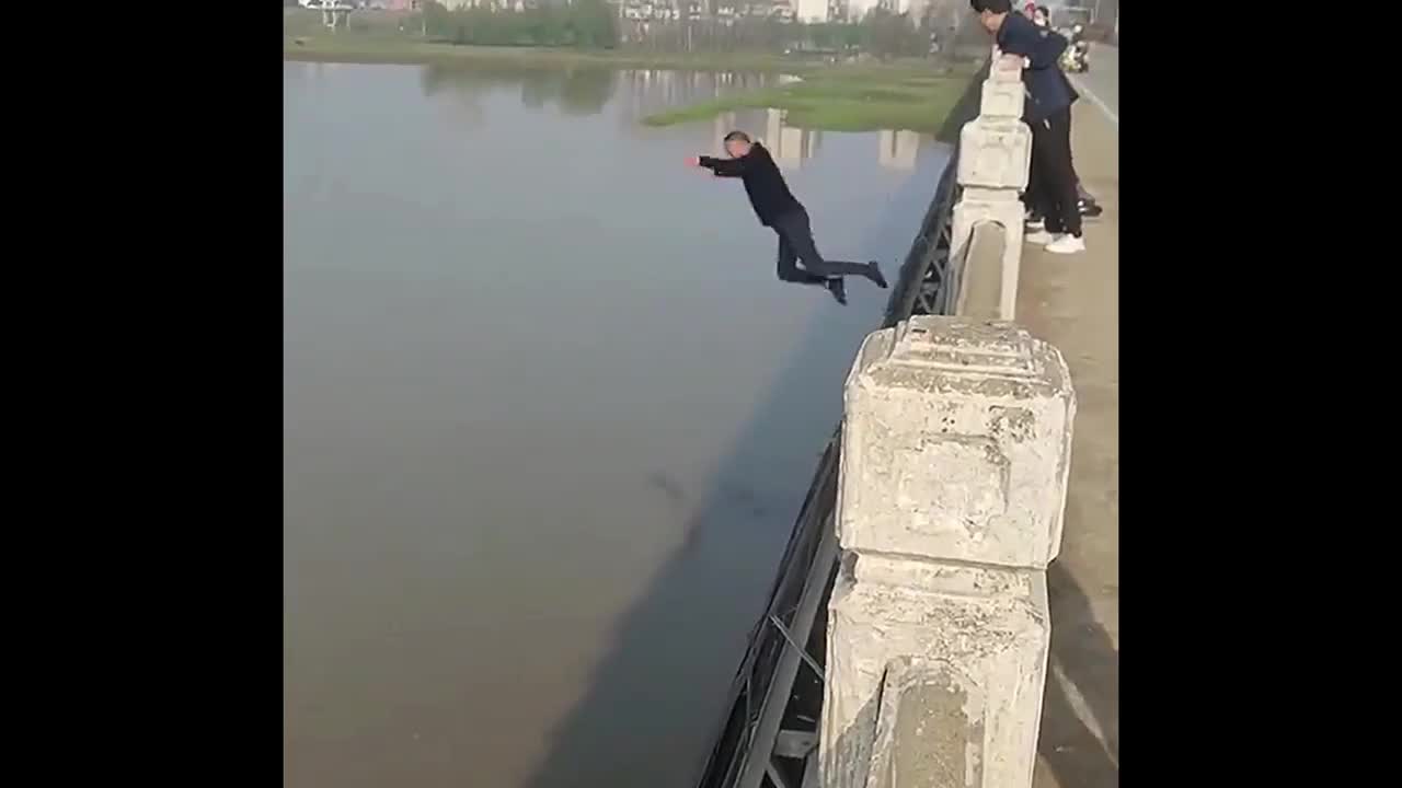 Video - Clip: Người đàn ông liều mạng nhảy xuống sông cứu người phụ nữ