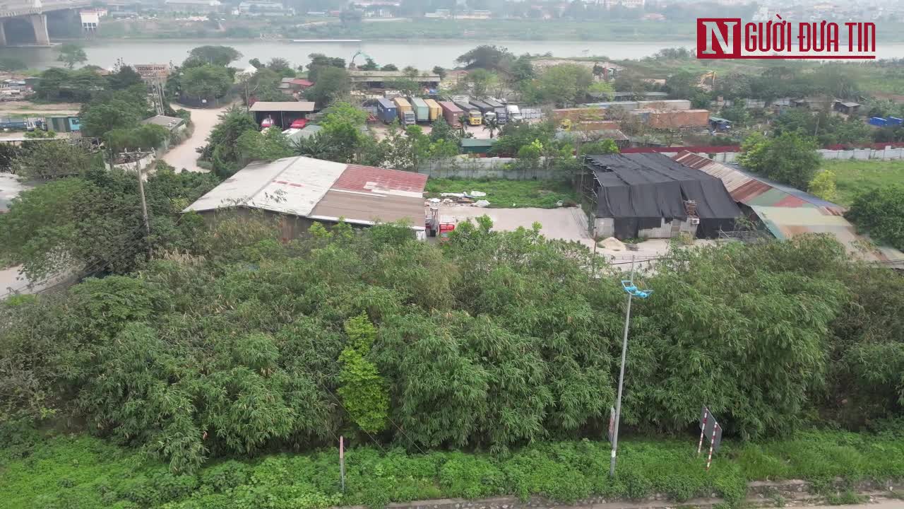 Bất động sản - Hà Nội: Loạt nhà xưởng, bãi xe 'mọc' dưới chân cầu Đông Trù