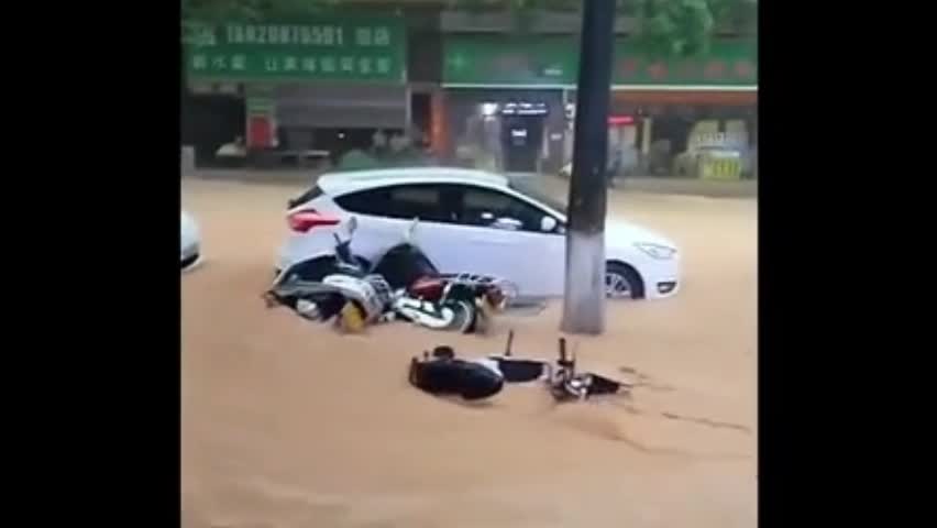 Video - Clip: Mưa lớn gây ngập lụt và cuốn trôi xe cộ tại miền Nam Trung Quốc