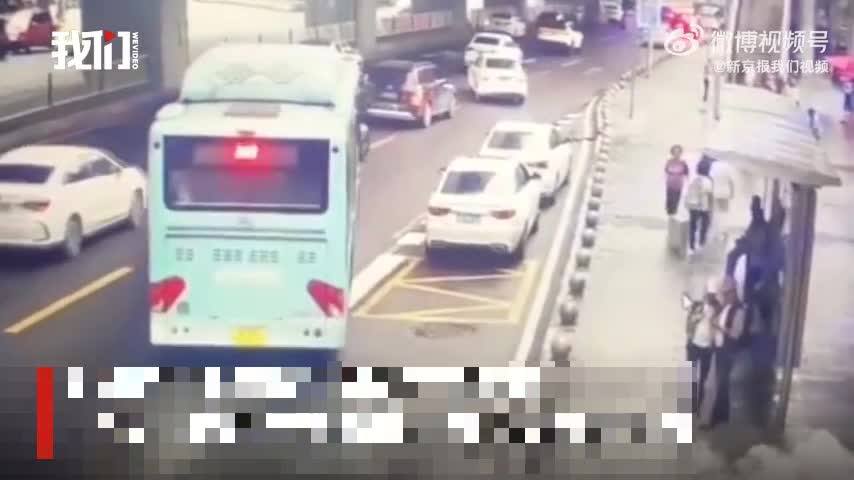 Video - Clip: Ô tô mất lái lao vào lề đường khiến 10 người thương vong