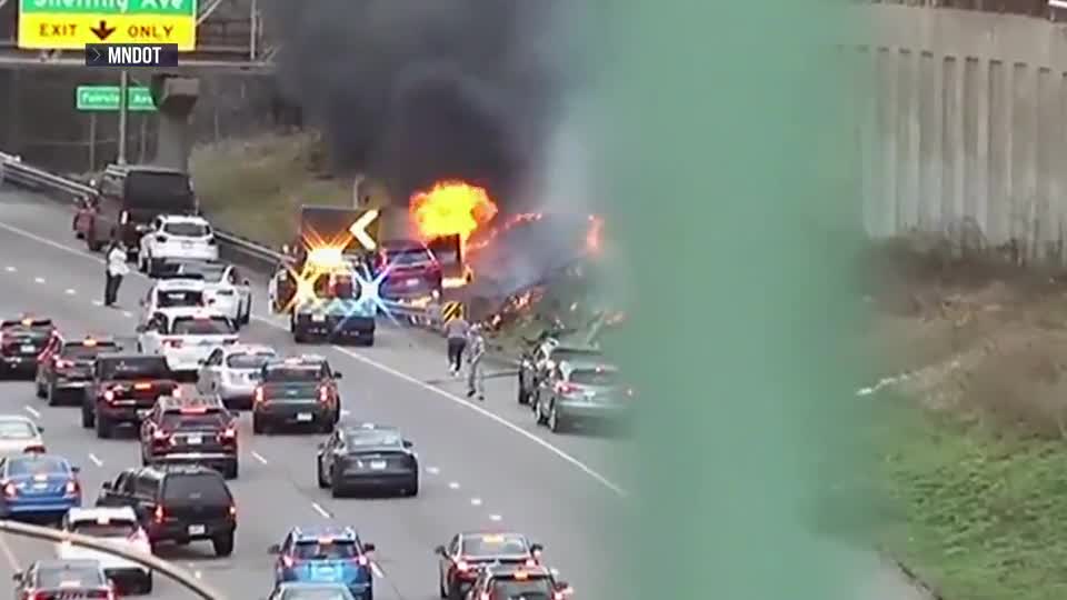 Video - Người đi đường đập cửa, cứu tài xế bị mắc kẹt trong ô tô bốc cháy