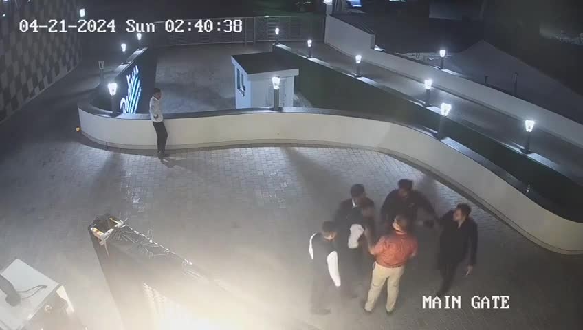 Video - Cãi vã, người đàn ông đẩy nam thanh niên ngã khỏi sân thượng khách sạn