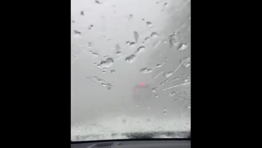 Video - Clip: Mưa đá lớn làm nứt kính chắn gió ô tô khiến tài xế sợ hãi
