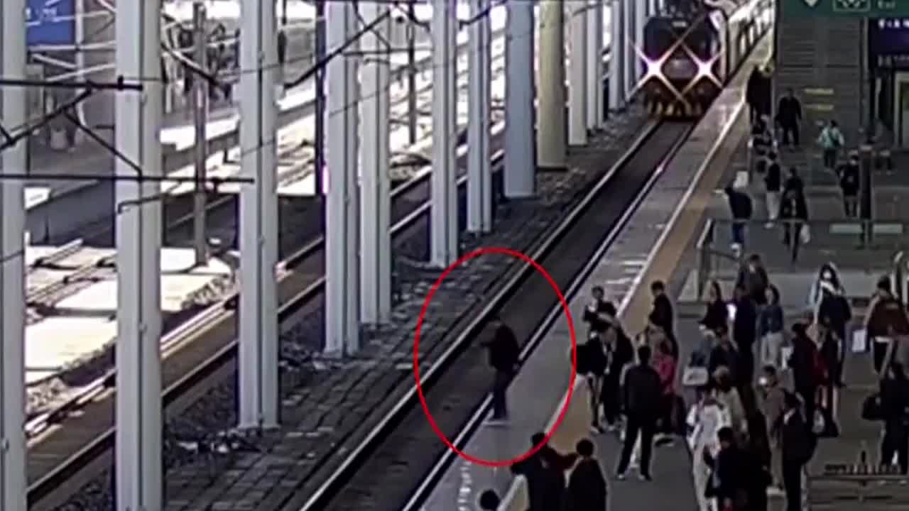 Video - Cãi nhau với bạn gái, người đàn ông nhảy xuống đường ray tàu hỏa