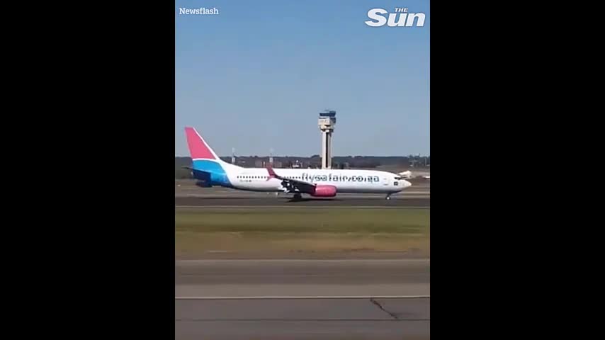 Video - Clip: Máy bay rơi bánh khi đang hạ cánh trên đường băng