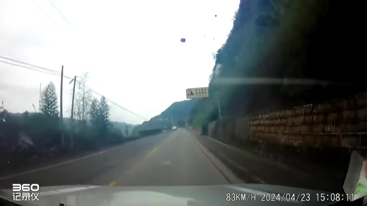 Video - Clip: Ô tô con thoát chết trong gang tấc khi đá ồ ạt rơi xuống đường