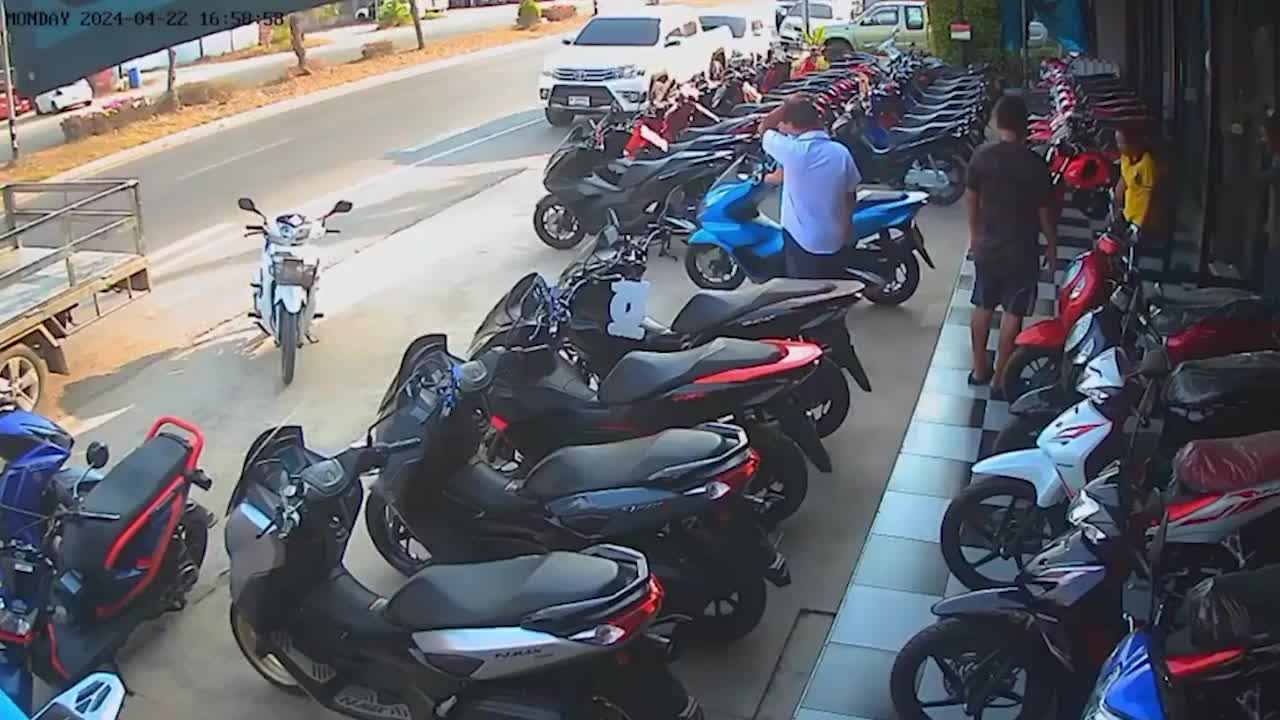 Video - Clip: Ô tô tông trúng người đi đường rồi lao vào cửa hàng xe máy