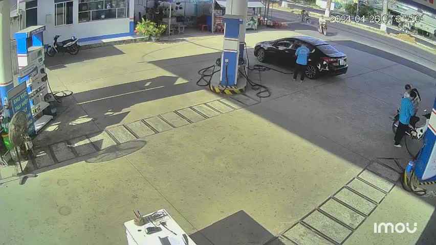 Video - Clip: Đạp nhầm chân ga, tài xế ô tô húc văng 2 người đang đổ xăng