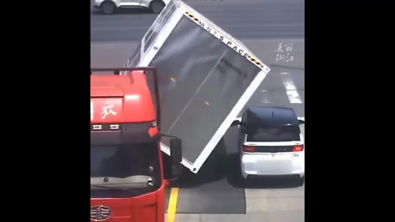 Video - Clip: Rơi khỏi xe tải, thùng container đè trúng ô tô con dừng đèn đỏ
