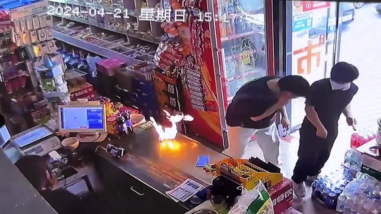 Video - Clip: Châm lửa hút thuốc, nam thanh niên bị cháy sém tóc