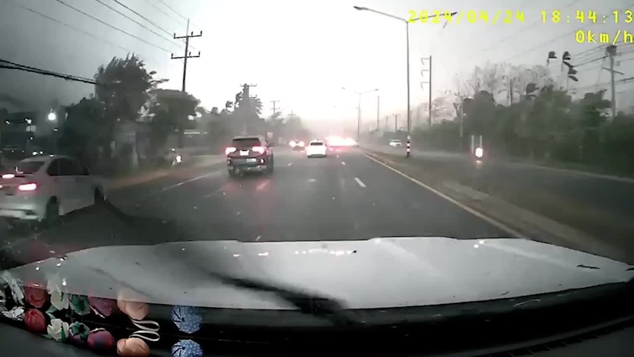 Video - Clip: Sét đánh trúng cột điện bên đường trong cơn mưa lớn