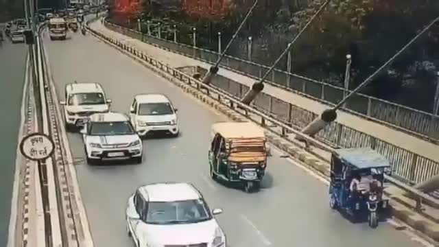 Video - Clip: Tông trúng xe ba bánh quay đầu trên cầu, nam thanh niên tử vong