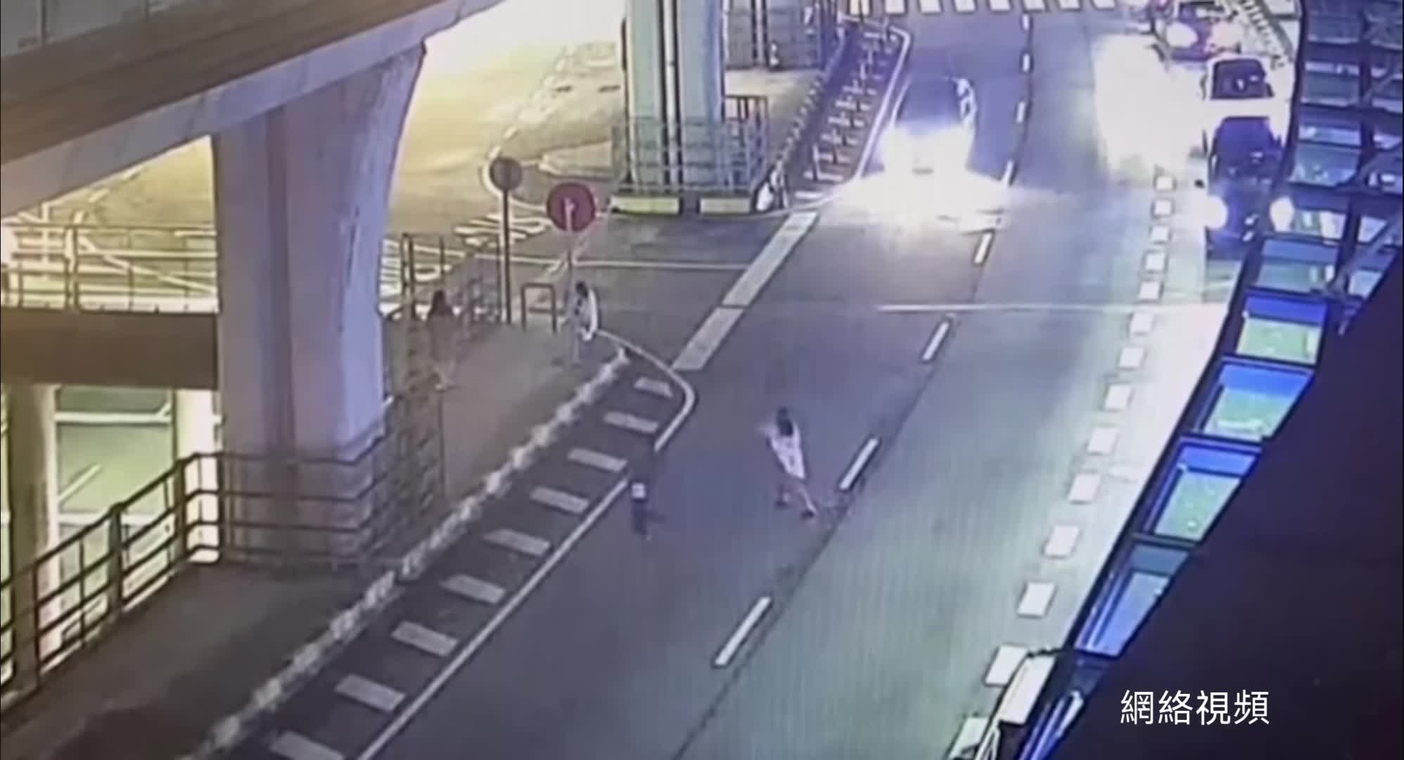 Video - Say rượu, tài xế ô tô tông trúng người phụ nữ rồi phóng xe bỏ chạy