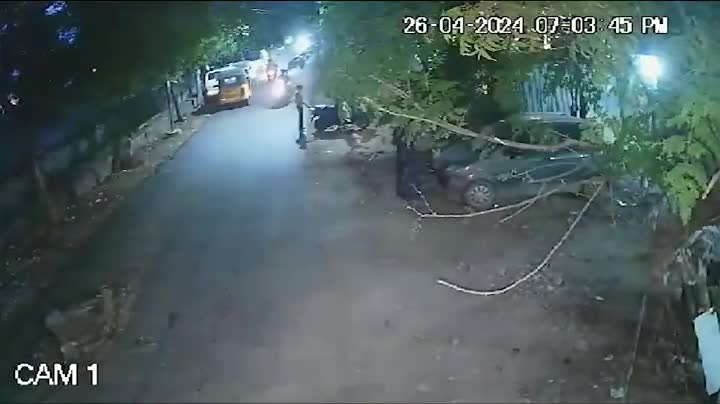 Video - Clip: Tông vào nắp cống ở giữa đường, hai mẹ con đi xe máy bị thương