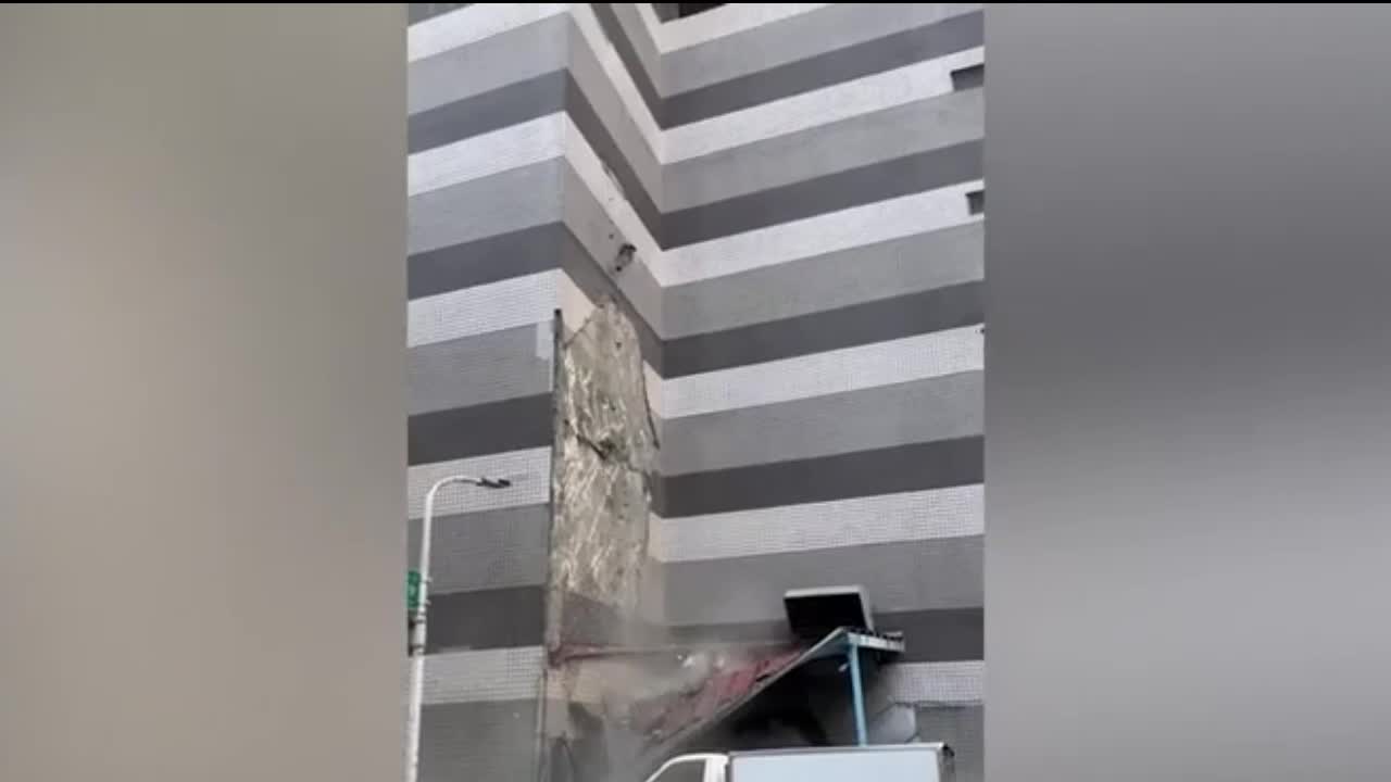 Video - Các mảnh vỡ từ tòa nhà rơi xuống xe tải trong trận động đất ở Đài Loan