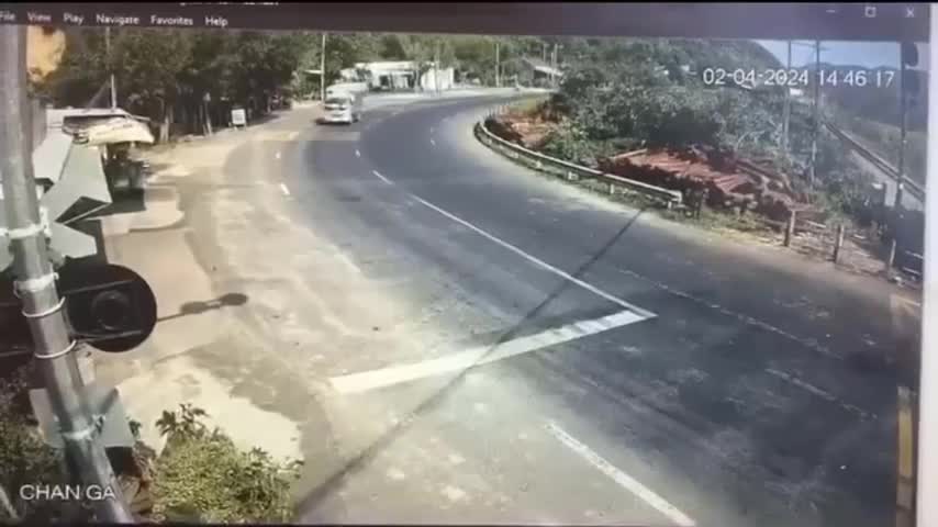Video - Clip: Lao thẳng vào đầu xe tải ngược chiều, người đàn ông tử vong