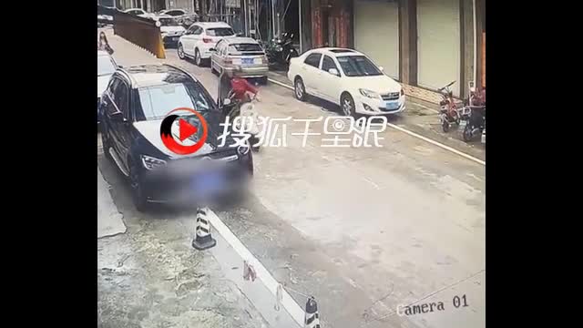 Video - Clip: Mở cửa bất cẩn, tài xế ô tô khiến người phụ nữ ngã bất tỉnh
