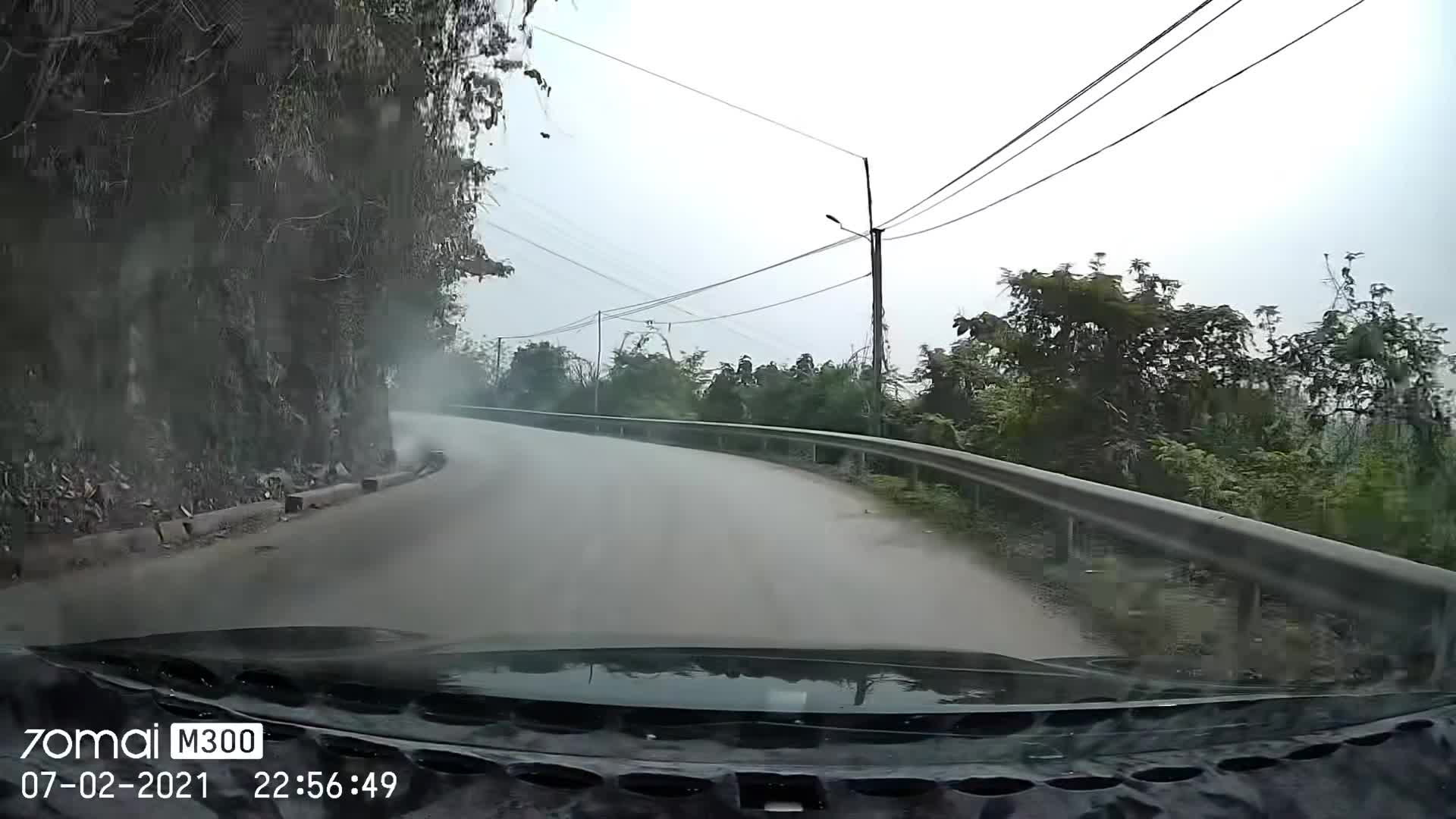 Video - Clip: Vượt ẩu ngay khúc cua, xe máy tông vào sườn xe tải