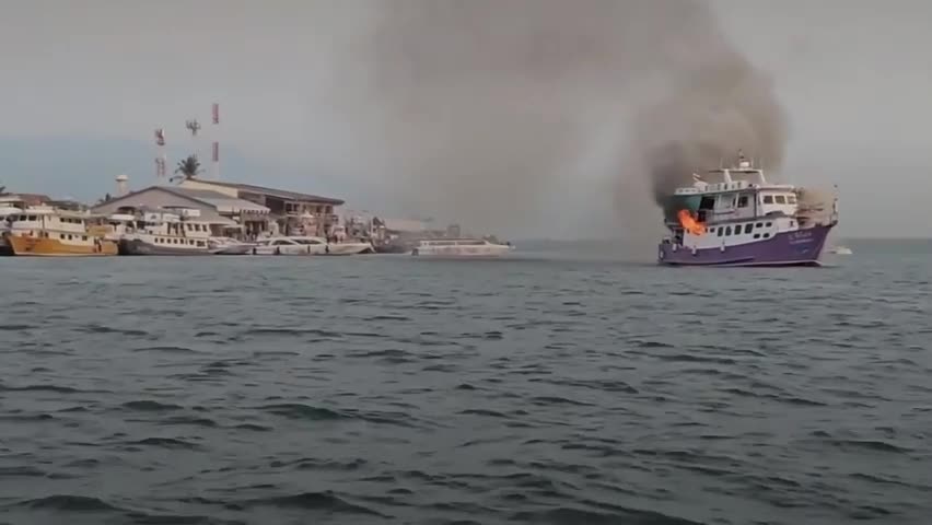Video - Kinh hoàng chiếc thuyền bất ngờ bốc cháy dữ dội tại bến tàu