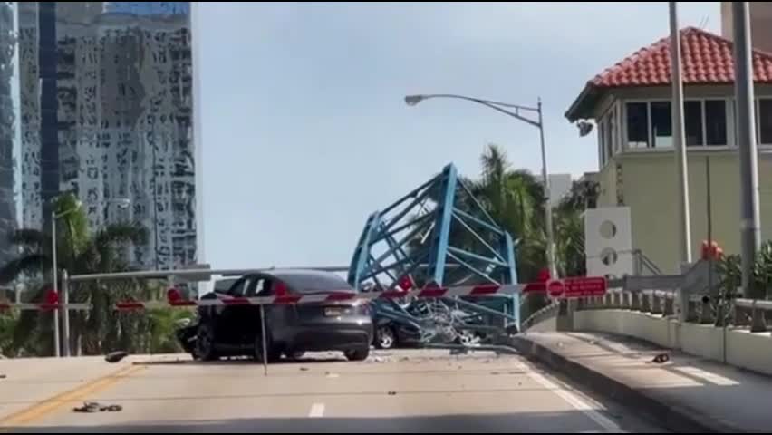 Video - Đoạn cẩu tháp rơi xuống cây cầu làm 3 người thương vong