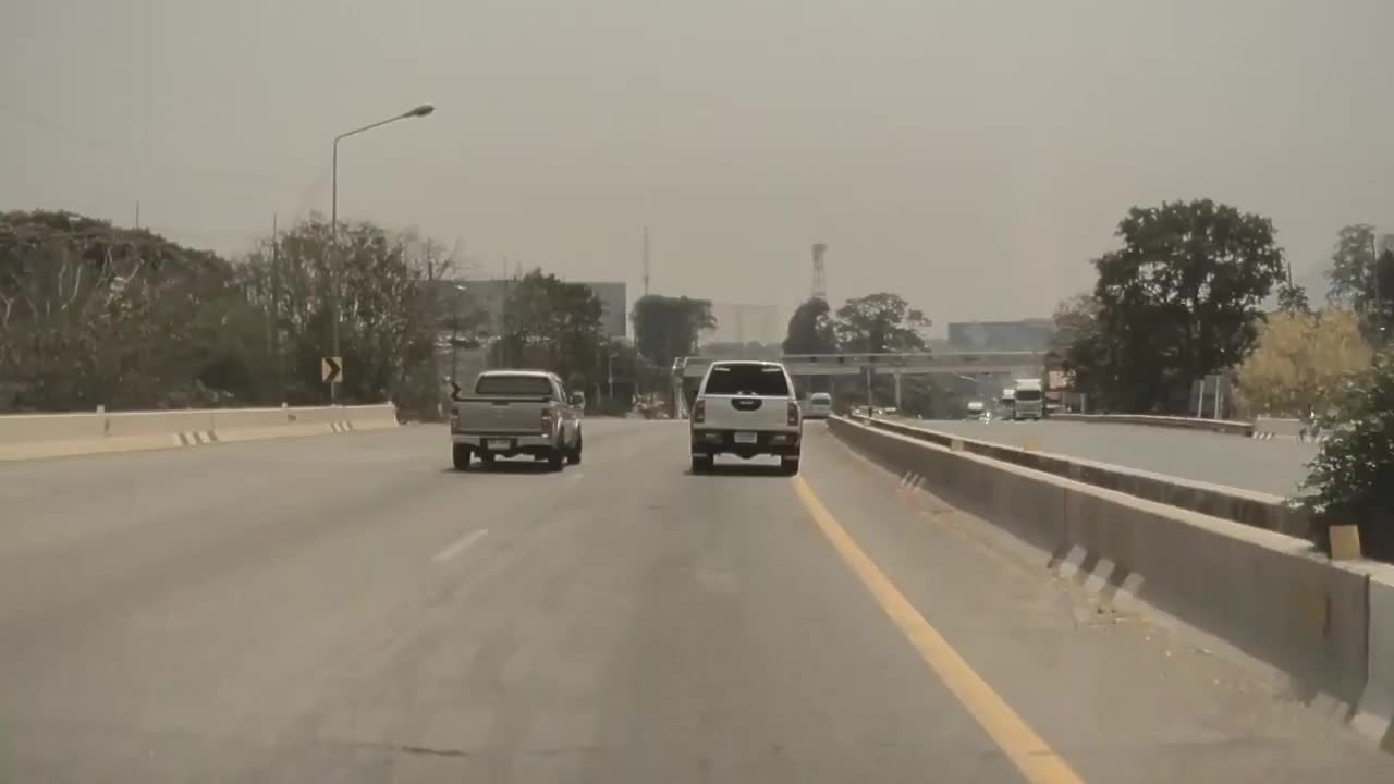 Video - Clip: Xe tải mất phanh tông trúng nhiều ô tô trên đường cao tốc