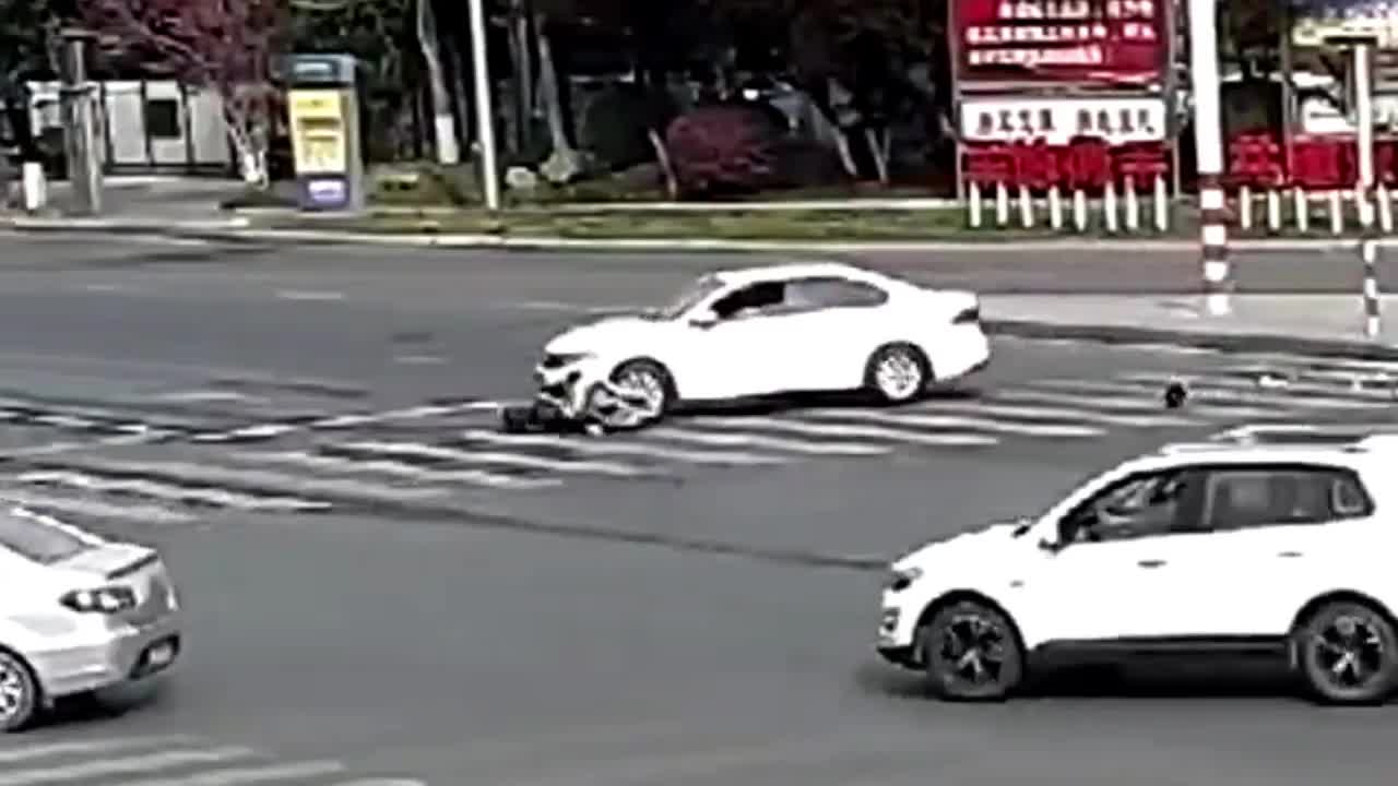Video - Clip: Ô tô mất lái tông trúng người đi xe máy rồi cuốn vào gầm