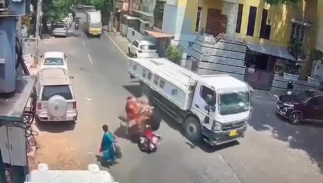 Video - Clip: Bò nhảy ra giữa đường, húc người đàn ông văng vào gầm xe tải