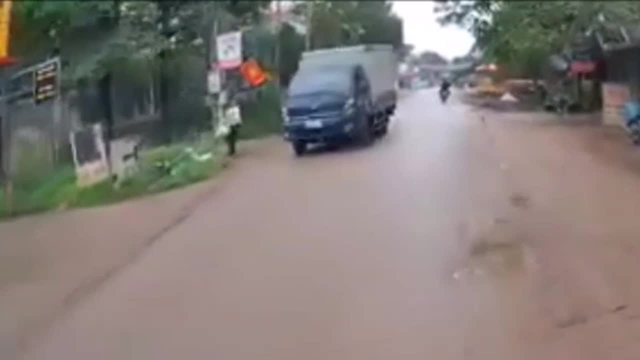Video - Clip: Đột ngột lao sang đường, bé trai suýt bị xe tải cán trúng