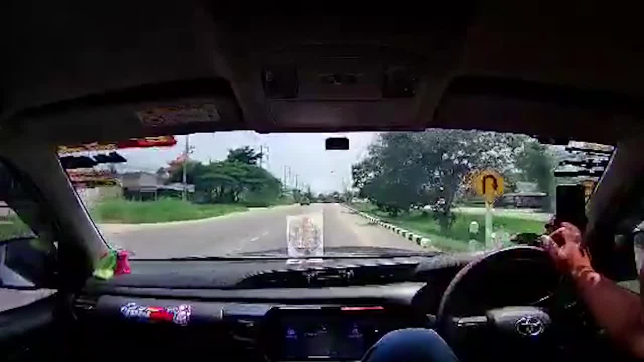 Video - Clip: Tài xế ô tô đánh lái khẩn cấp, cứu mạng người đi xe máy