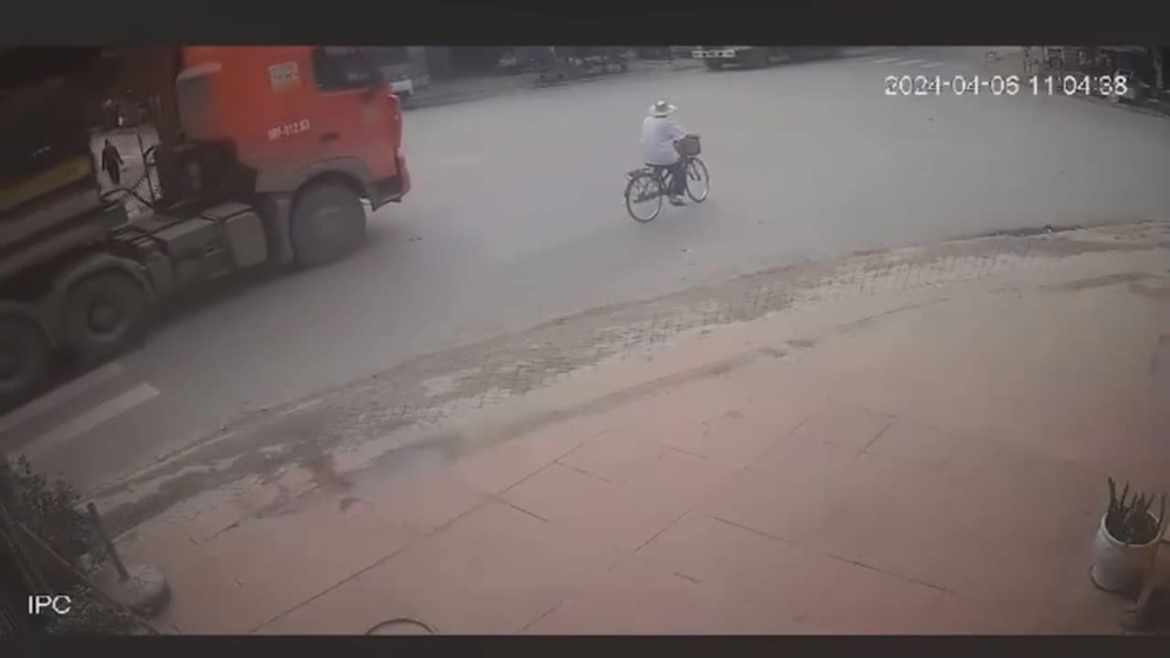 Video - Clip: Khoảnh khắc cụ ông đi xe đạp bị xe đầu kéo cán trúng ở Bắc Giang