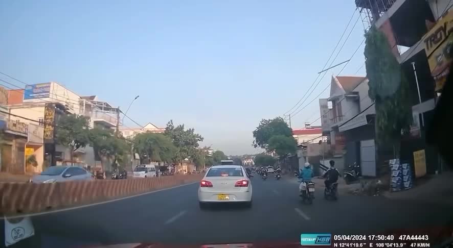 Video - Clip: Thanh sắt rơi trúng đầu, hạ gục người phụ nữ đi xe máy