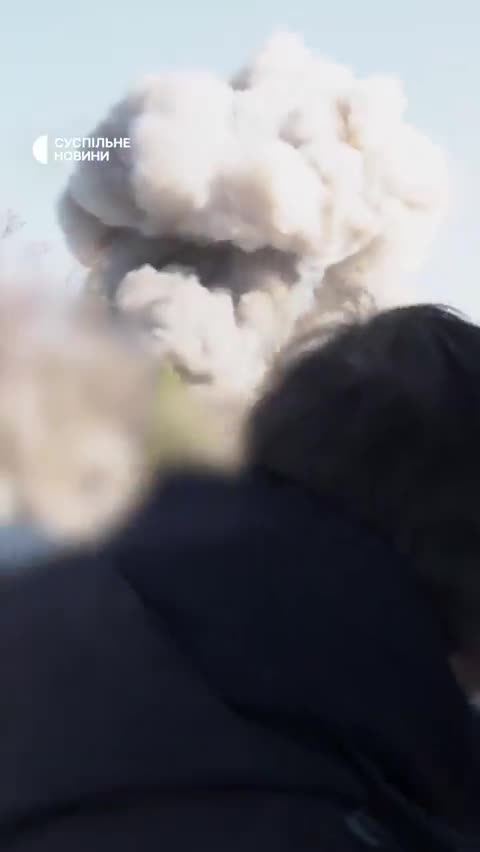 Thế giới - Tên lửa hành trình Kh-101/555 tấn công, kho đạn lớn Ukraine nổ tung (Hình 2).