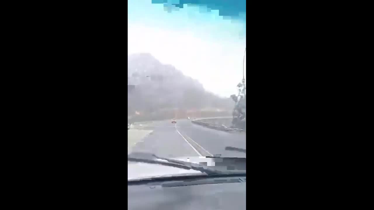 Video - Clip: Ô tô đang chạy bị gió thổi lật nghiêng, rơi khỏi đường