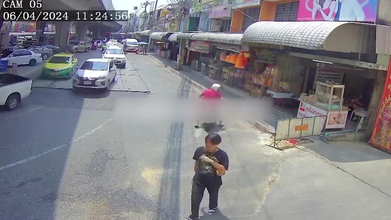 Video - Clip: Hai cha con đi xe máy suýt bị hố tử thần 'nuốt chửng'