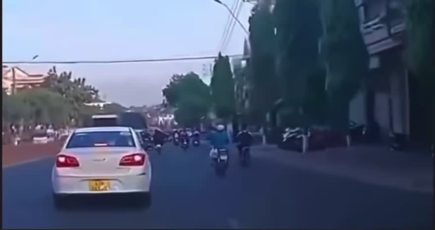Dân sinh - Vụ thanh sắt rơi trúng người phụ nữ đi xe máy: Xử phạt đơn vị thi công