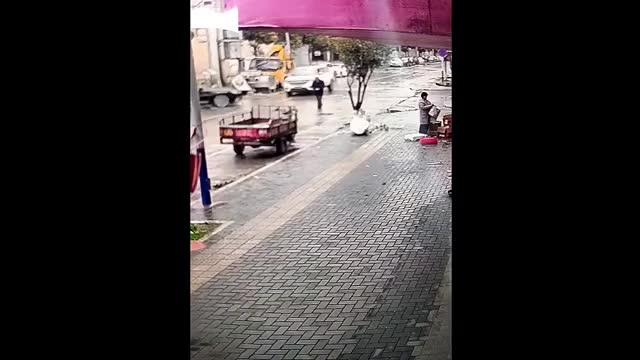Video - Clip: 2 ô tô đâm nhau giữa ngã tư, cụ ông đi bộ thoát chết khó tin