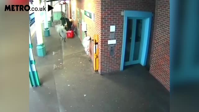 Video - Clip: Xe đạp điện bất ngờ phát nổ ở ga tàu, nhiều người sợ hãi bỏ chạy