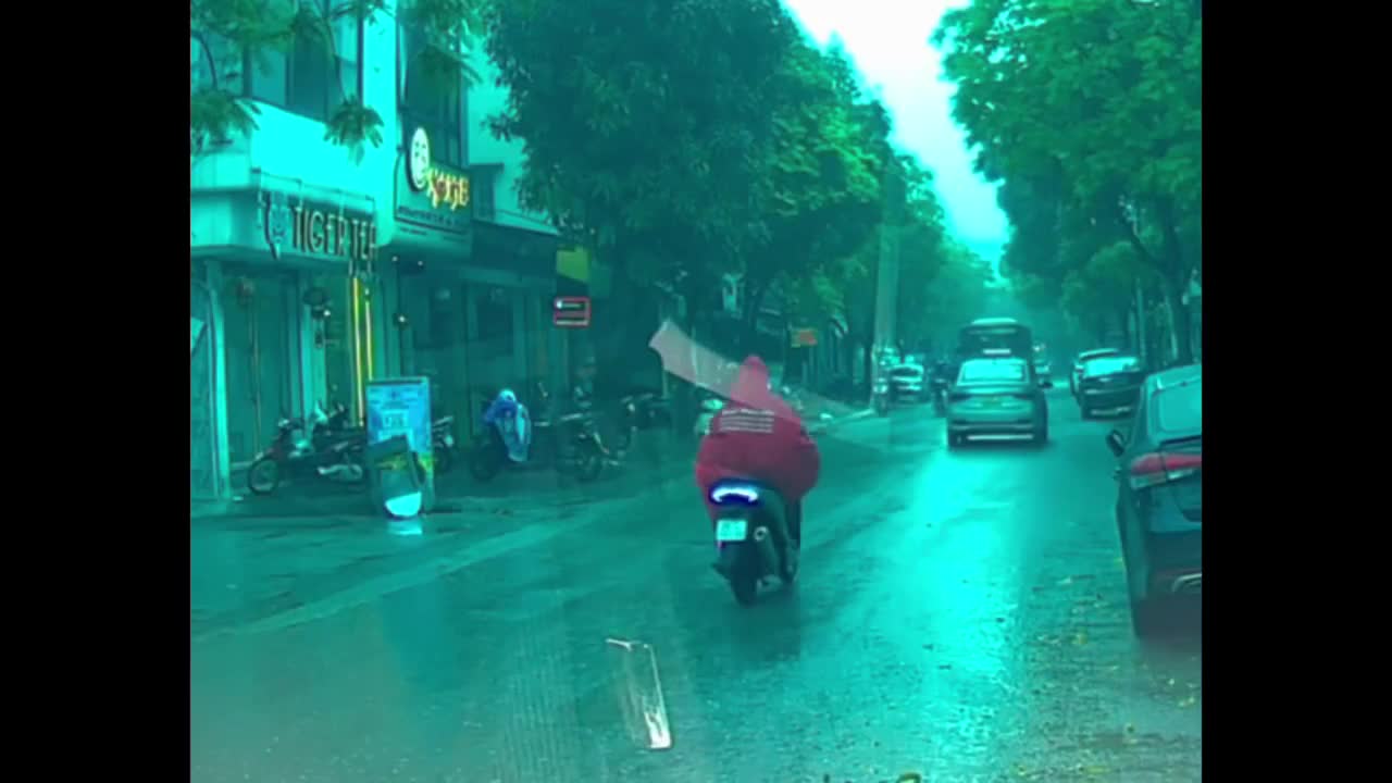 Video - Clip: Xe máy đang dừng bất ngờ lao ra giữa đường, đâm trúng xe khác