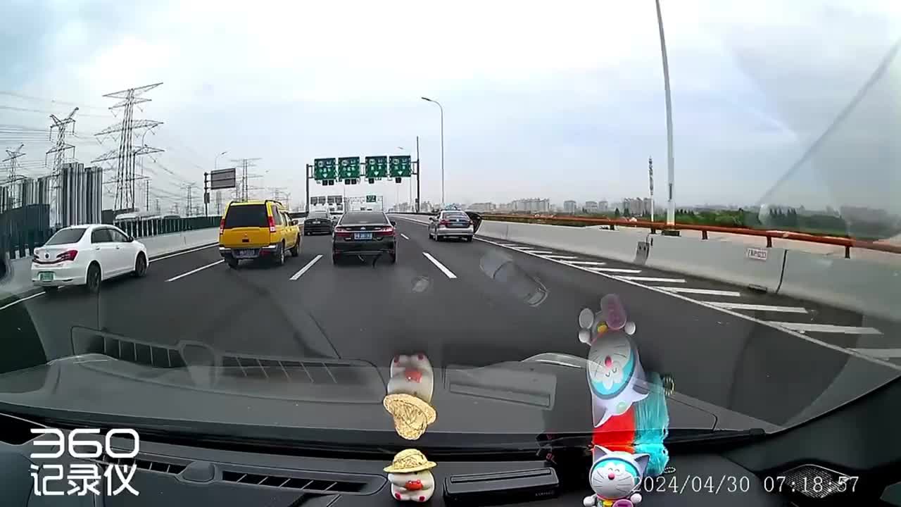 Video - Clip: Nữ hành khách mở cửa nhảy khỏi xe taxi đang chạy trên cao tốc