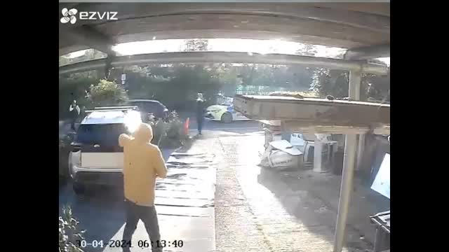 Video - Nữ cảnh sát dùng súng điện hạ gục người đàn ông đâm người trên phố