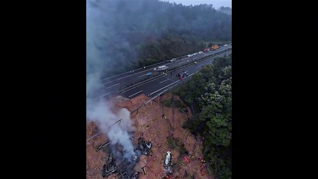 Video - Sập đường cao tốc ở Trung Quốc khiến ít nhất 19 người thiệt mạng