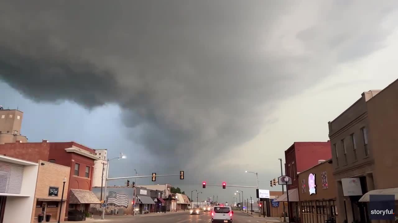 Video - Clip: Còi báo động lốc xoáy vang lên khi đám mây bão siêu to xuất hiện