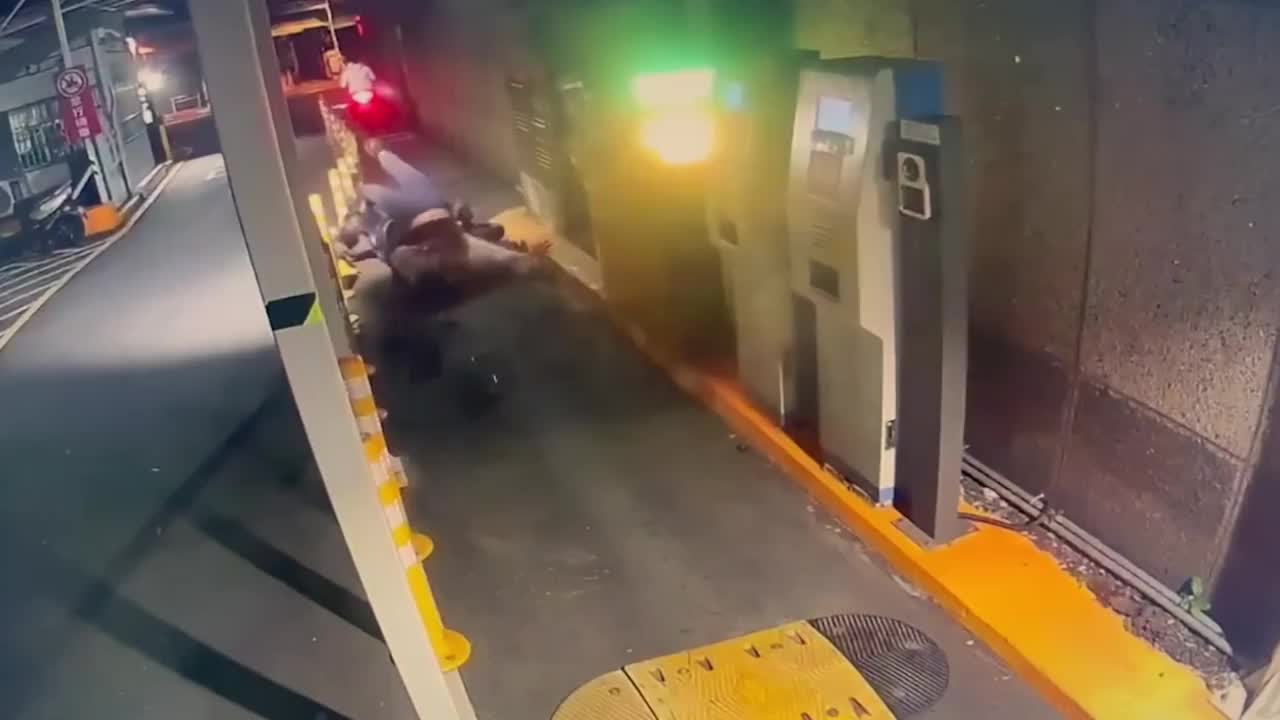 Video - Clip: Trốn trả tiền vé gửi xe, cô gái nhận ngay kết đắng