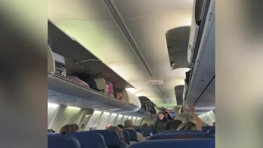 Đời sống - Hoảng hồn phát hiện người phụ nữ nằm gọn trong ngăn hành lý máy bay