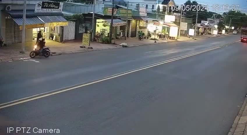 Video - Clip: Người dân lao tới quật ngã nghi can trộm xe máy