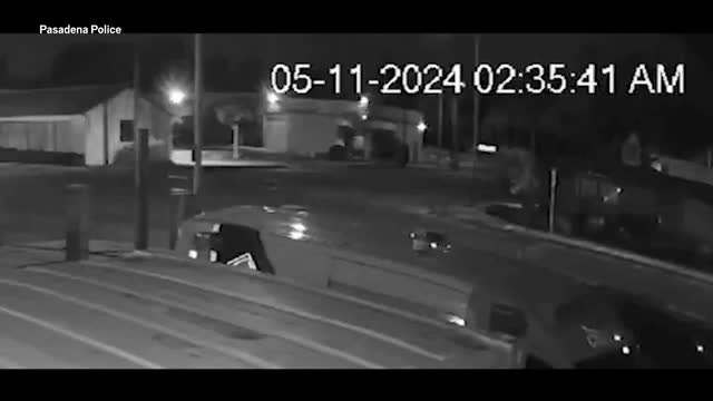 Video - Clip: Ô tô bay lên không như phim hành động, 3 người văng khỏi xe