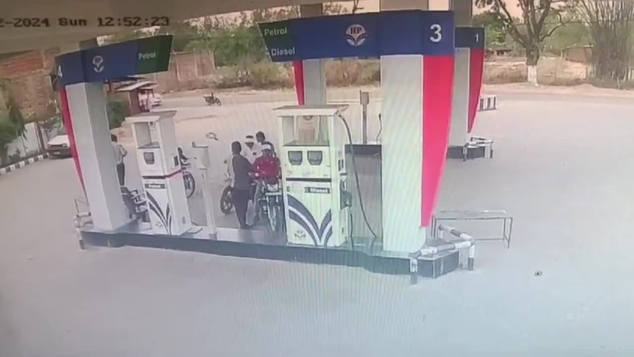 Video - Clip: Xe máy 'không người lái' bất ngờ lao vút qua trạm xăng